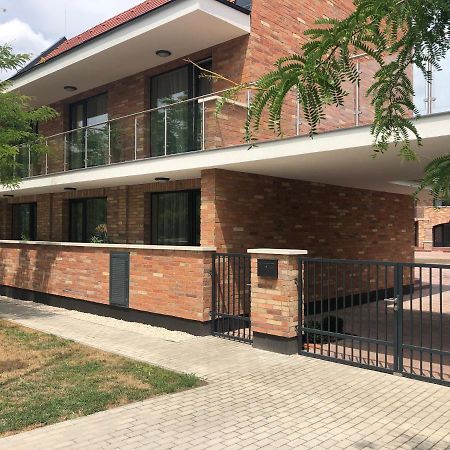 Castellum Apartmanhaz Гюла Екстериор снимка