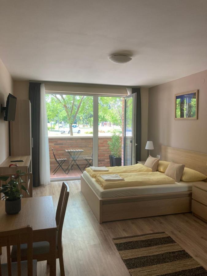 Castellum Apartmanhaz Гюла Екстериор снимка