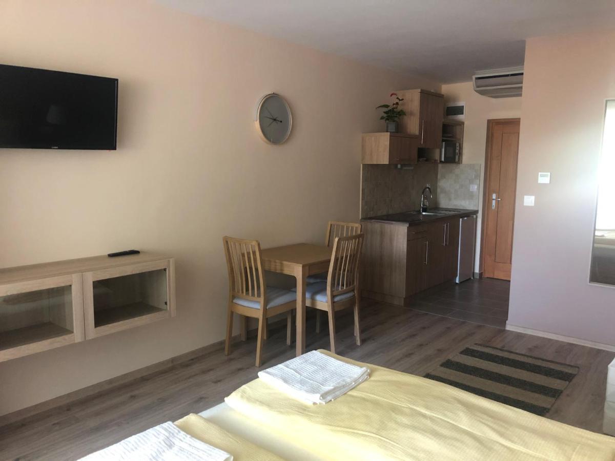 Castellum Apartmanhaz Гюла Екстериор снимка