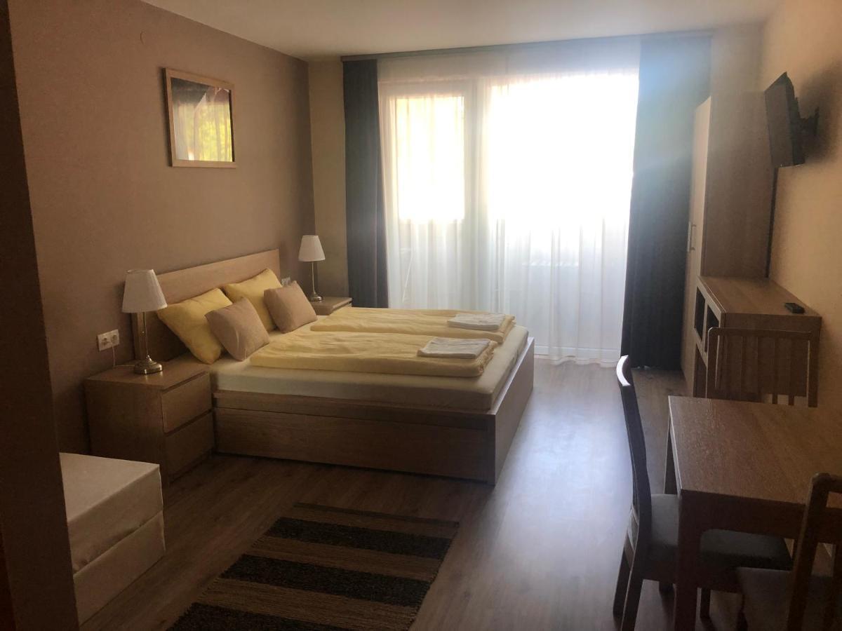 Castellum Apartmanhaz Гюла Екстериор снимка