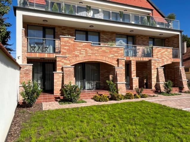 Castellum Apartmanhaz Гюла Екстериор снимка