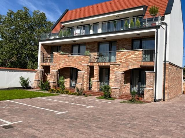 Castellum Apartmanhaz Гюла Екстериор снимка