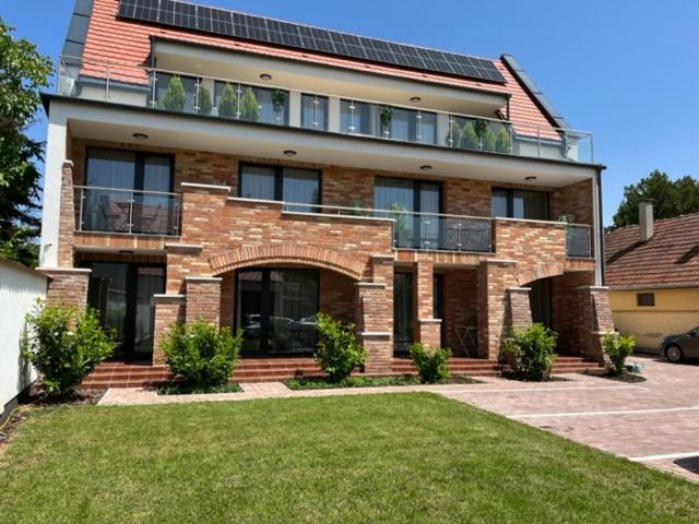 Castellum Apartmanhaz Гюла Екстериор снимка