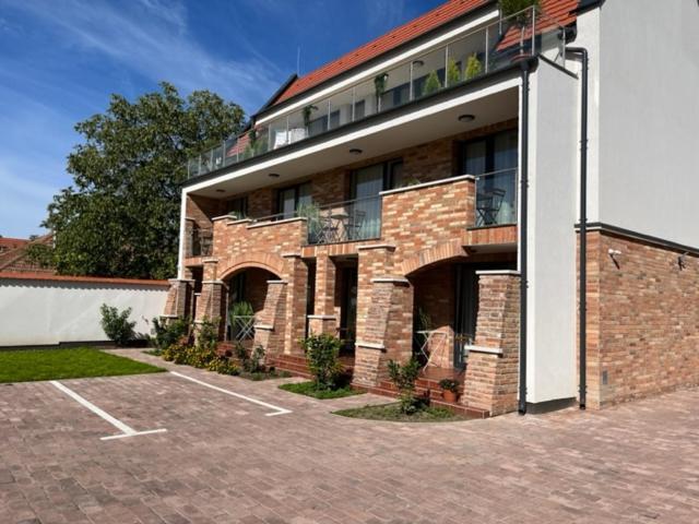 Castellum Apartmanhaz Гюла Екстериор снимка