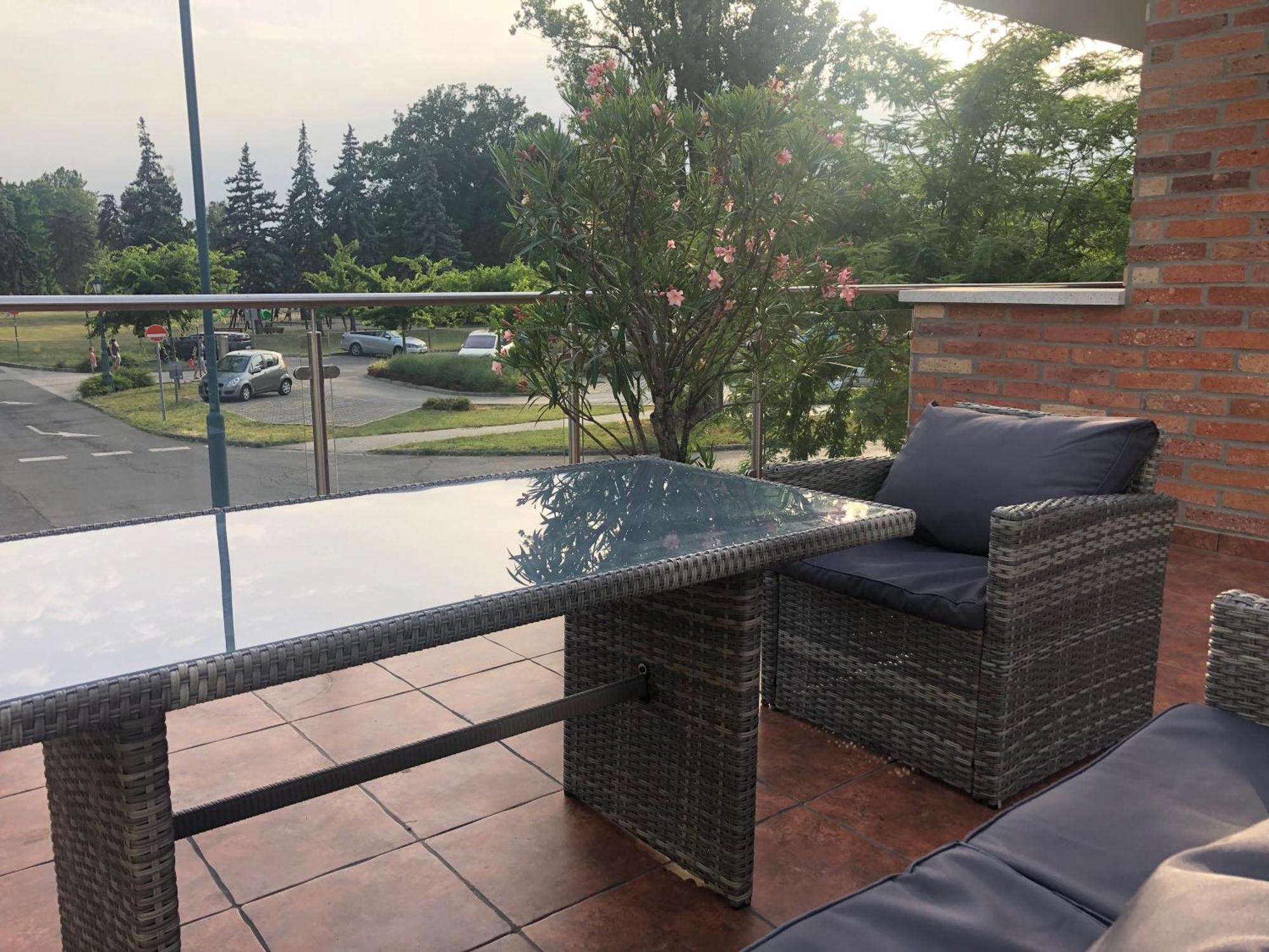Castellum Apartmanhaz Гюла Екстериор снимка